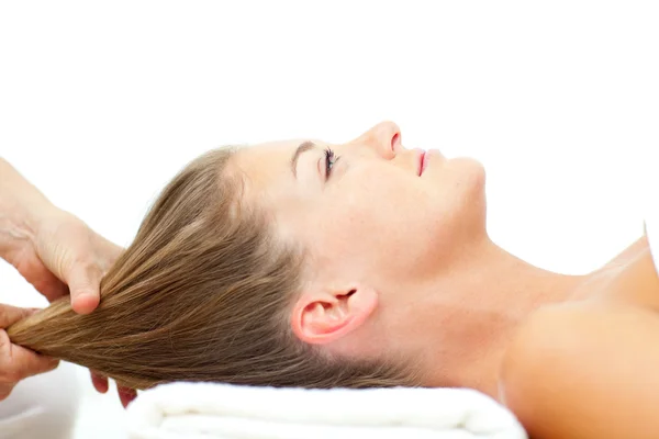 Mujer relajada disfrutando de un masaje capilar — Foto de Stock