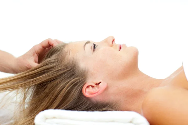 Mulher atraente desfrutando de uma massagem na cabeça — Fotografia de Stock