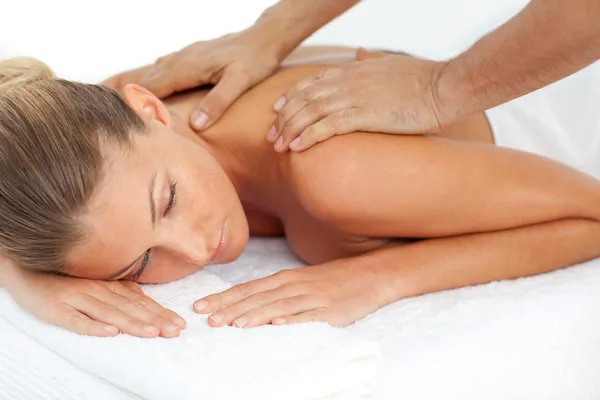 Mulher loira desfrutando de uma massagem — Fotografia de Stock