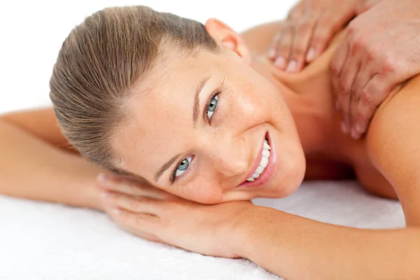 Retrato de mujer sonriente disfrutando de un masaje — Foto de Stock