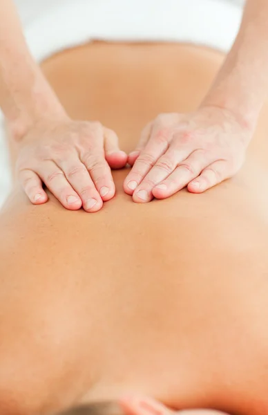 Massage du dos dans un centre spa — Photo
