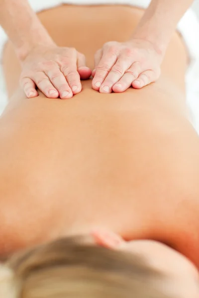 Massage du dos dans un centre de santé — Photo