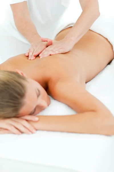Donna felice godendo di un massaggio — Foto Stock