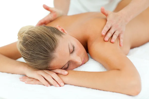 Mulher positiva desfrutando de uma massagem — Fotografia de Stock