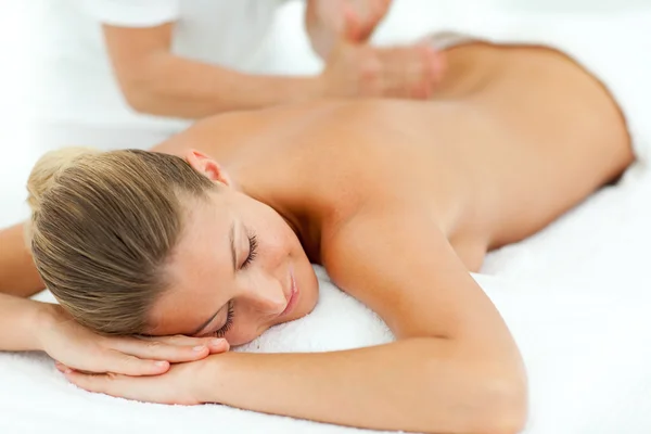 Mulher concentrada desfrutando de uma massagem — Fotografia de Stock