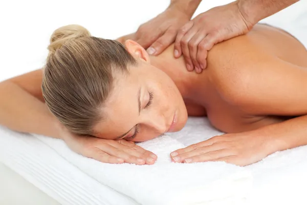 Mulher branca desfrutando de uma massagem — Fotografia de Stock