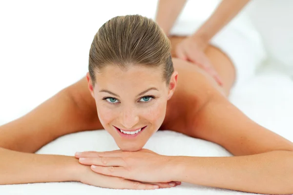 Vreedzame vrouw genieten van een massage — Stockfoto