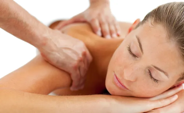 Piękna kobieta korzystających z masażu — Zdjęcie stockowe