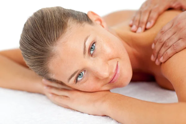 Retrato de mujer rubia disfrutando de un masaje —  Fotos de Stock