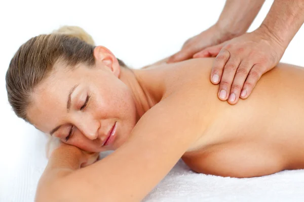 Entspannte Frau erhält eine Massage — Stockfoto