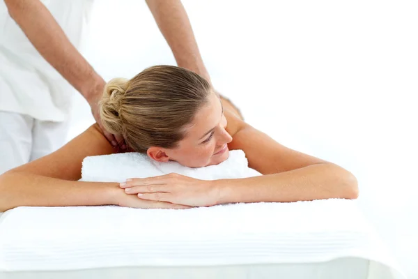 Mulher atraente recebendo uma massagem — Fotografia de Stock