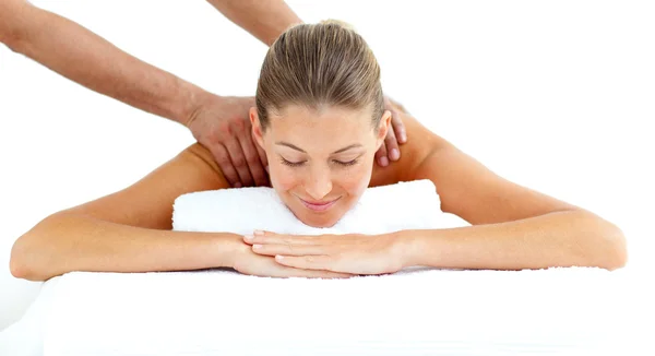 Красива жінка має масаж спини — стокове фото