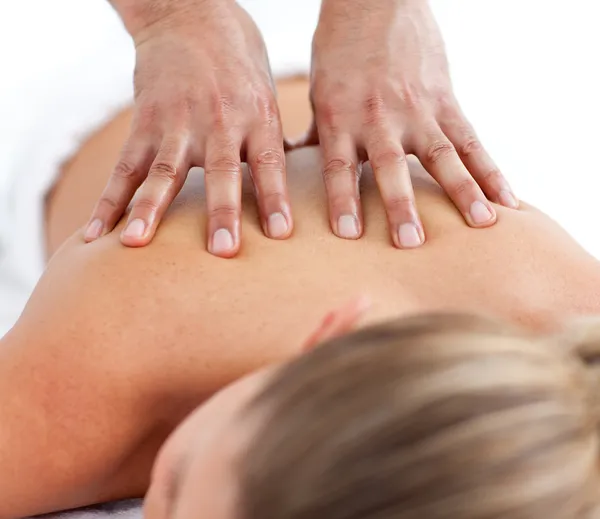 Mulher relaxada sendo massageada — Fotografia de Stock
