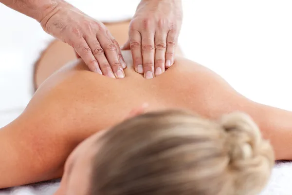 Mulher atraente ter uma massagem nas costas — Fotografia de Stock