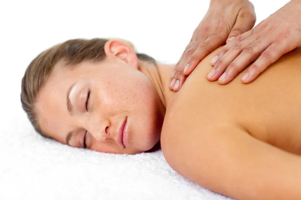 Mulher relaxada recebendo um tratamento de spa — Fotografia de Stock