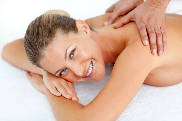 Очаровательная женщина получает массаж спины — стоковое фото