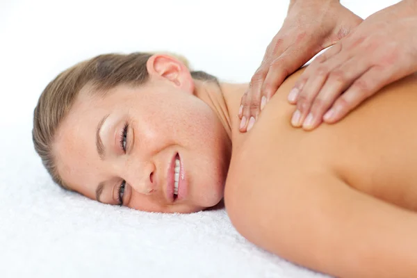 Усміхнена жінка отримує масаж спини — стокове фото
