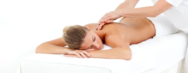 Mulher atraente sendo massageada — Fotografia de Stock
