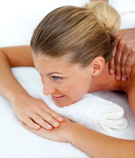 Junge Frau erhält eine Massage — Stockfoto