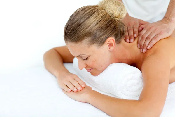 Mulher agressiva recebendo um tratamento de spa — Fotografia de Stock