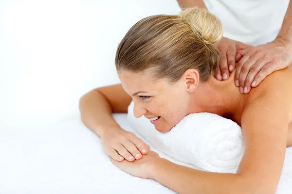 Mujer alegre recibiendo un tratamiento de spa —  Fotos de Stock