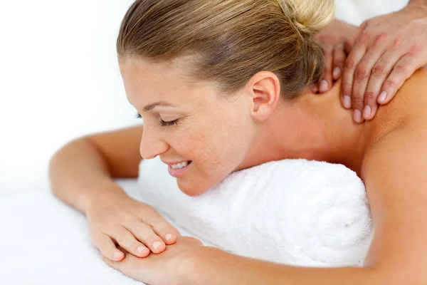 Mulher caucasiana tendo uma massagem nas costas — Fotografia de Stock