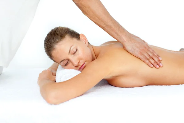 Расслабленная женщина с массажем спины — стоковое фото