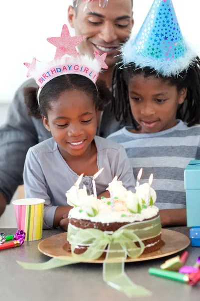 Menina étnica e sua família comemorando seu aniversário — Fotografia de Stock