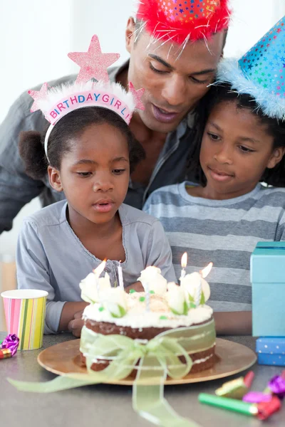 可爱的小女孩和她的家人庆祝她的生日 — 图库照片
