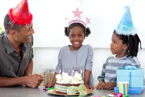 Lachende klein meisje en haar familie viert haar verjaardag — Stockfoto