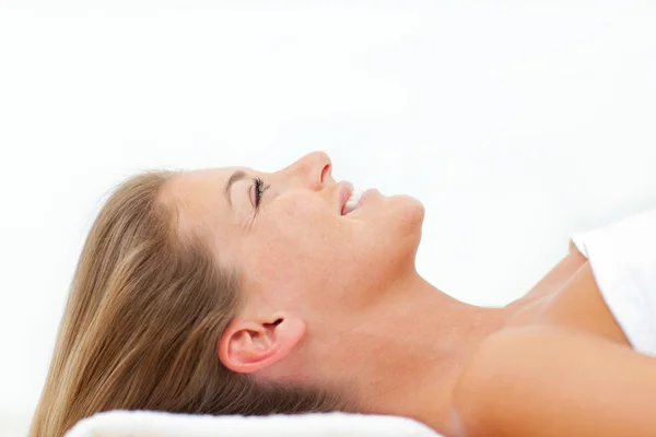 Retrato de mulher bonita relaxante após um tratamento de spa — Fotografia de Stock