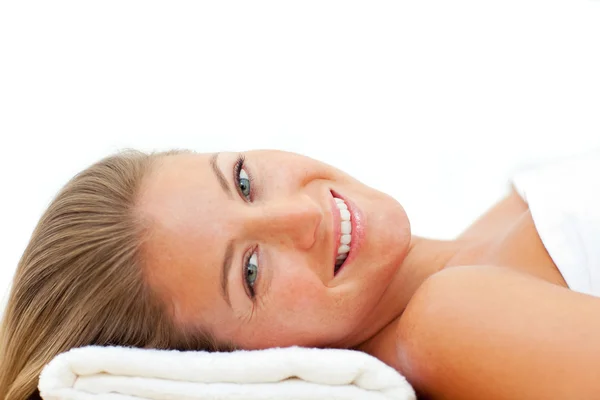 Retrato de mujer atractiva relajándose después de un tratamiento de spa — Foto de Stock