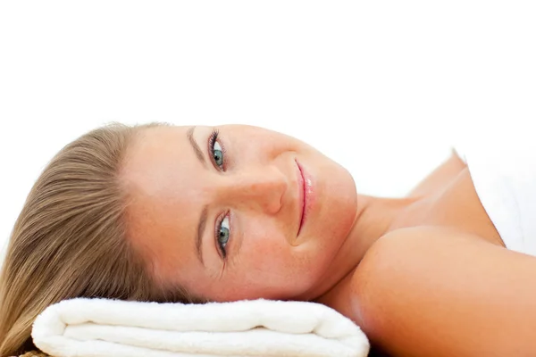 Retrato de mujer encantadora relajándose después de un tratamiento de spa —  Fotos de Stock