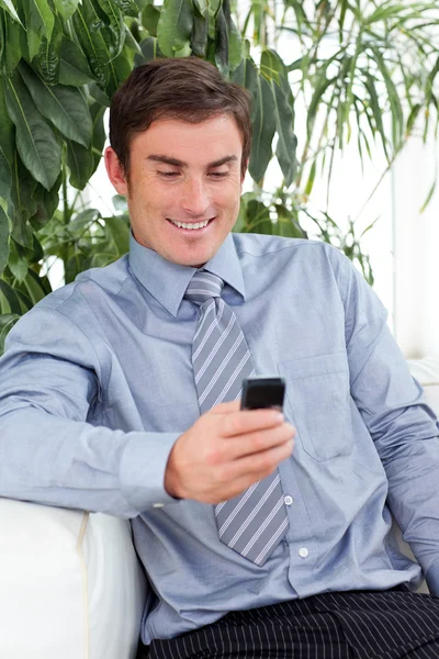 Homme d'affaires attrayant envoyer un texte — Photo