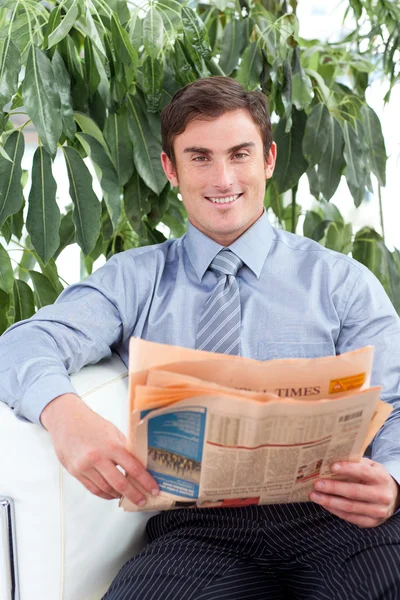 Bonito homem de negócios lendo um jornal — Fotografia de Stock