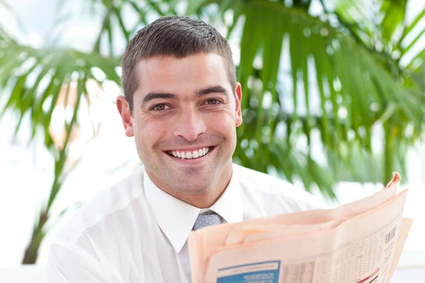Portret biznesmen czytanie gazety w miejscu pracy — Zdjęcie stockowe