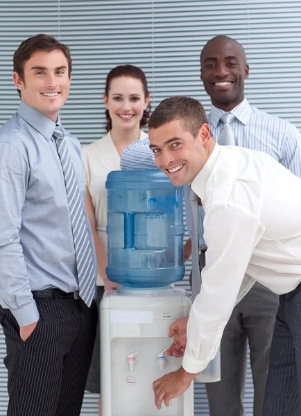 Ekonomické postavení kolem chladič vody — Stock fotografie