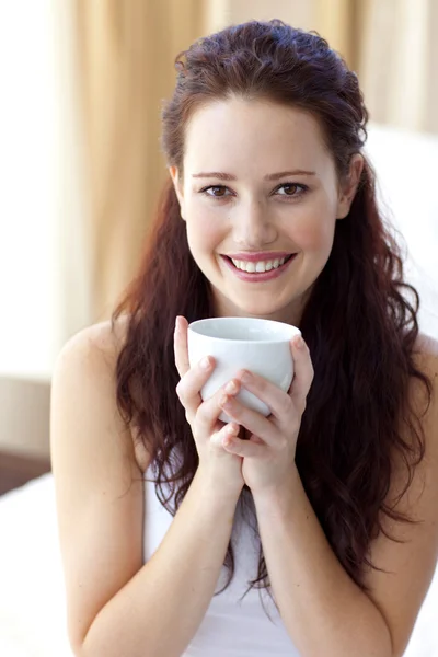 美丽的女人在卧室里喝一杯咖啡 — 图库照片