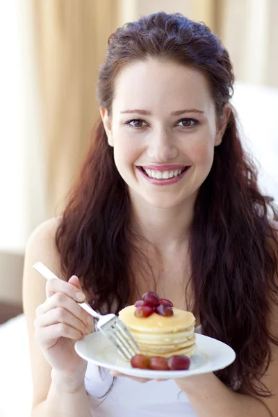 甘いデザートを食べて笑顔の女性 — ストック写真