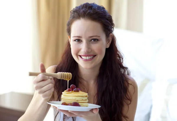 Щаслива жінка їсть солодкий десерт — стокове фото