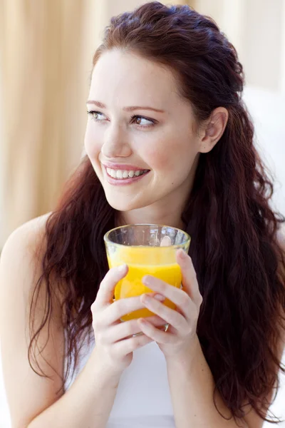 Πορτραίτο γυναίκας πίνοντας χυμό πορτοκαλιού στην κρεβατοκάμαρα — Φωτογραφία Αρχείου