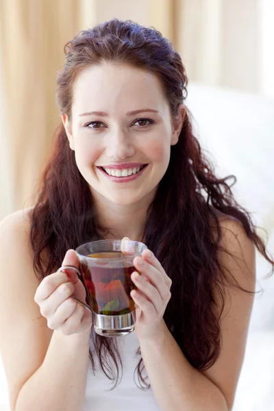 寝室にお茶のカップを飲む女性の笑みを浮かべてください。 — ストック写真