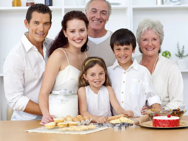 Hornear gran familia en la cocina —  Fotos de Stock