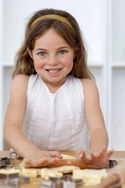 Χαμογελώντας κοριτσάκι ψήσιμο στην κουζίνα — Φωτογραφία Αρχείου