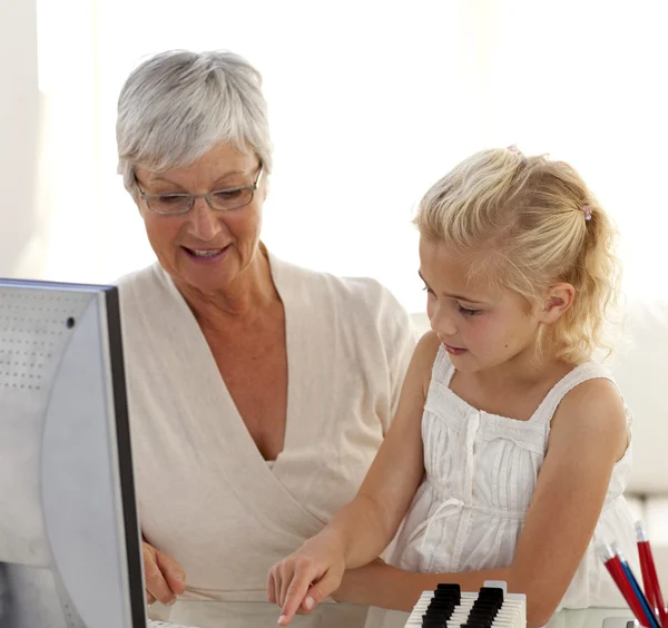 Dziewczynka, wyjaśniając jej babcia, jak korzystać z komputera — Zdjęcie stockowe