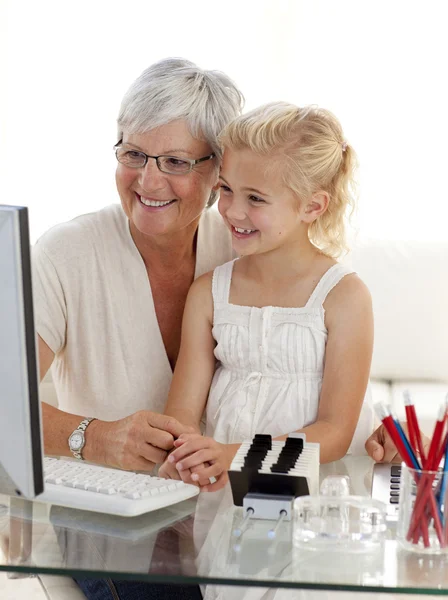 Torun ve büyükanne bir bilgisayar kullanarak — Stok fotoğraf