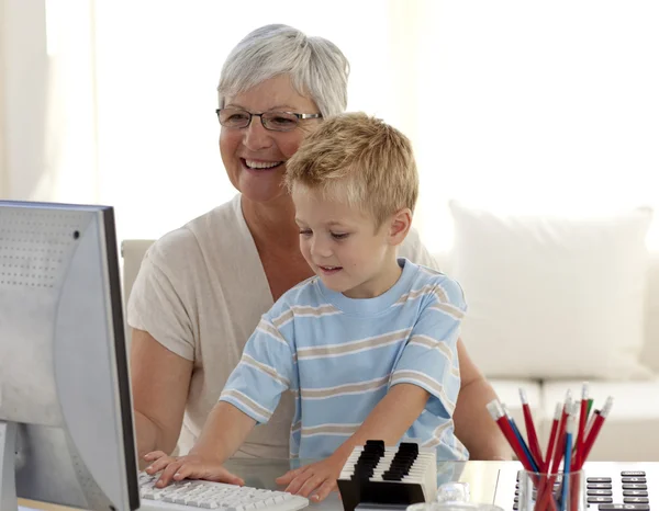 孫と、コンピューターを使用しての祖母 — ストック写真