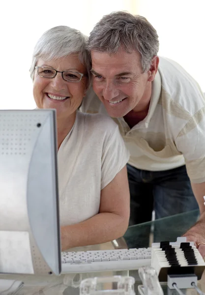 高级夫妇在家中使用一台计算机 — 图库照片
