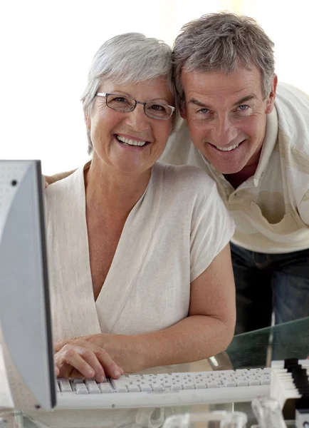 Bir bilgisayarı kullanarak kıdemli mutlu çift — Stok fotoğraf