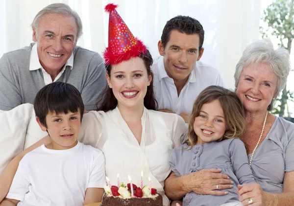 Бабушка и дедушка, родители и дети празднуют день рождения — стоковое фото